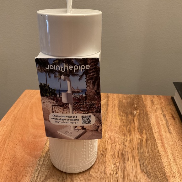 NWT White New York Embossed Water Bottle - Picture 4 of 7